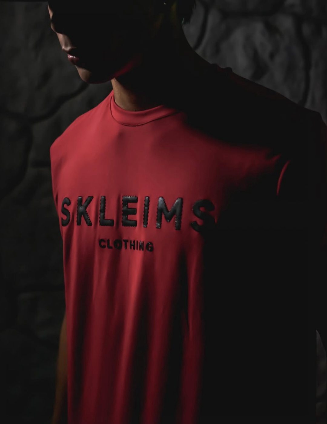 Editorial UNDER SECRET: camiseta roja sobre fondo de piedra